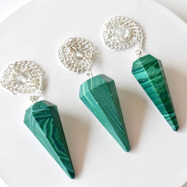 Soothing Crystals - Vendita all'ingrosso Pietra/cristallo spirituale - Lotto di 20 pezzi | Malachite sintetica | Pendolo di cristallo sfaccettato4