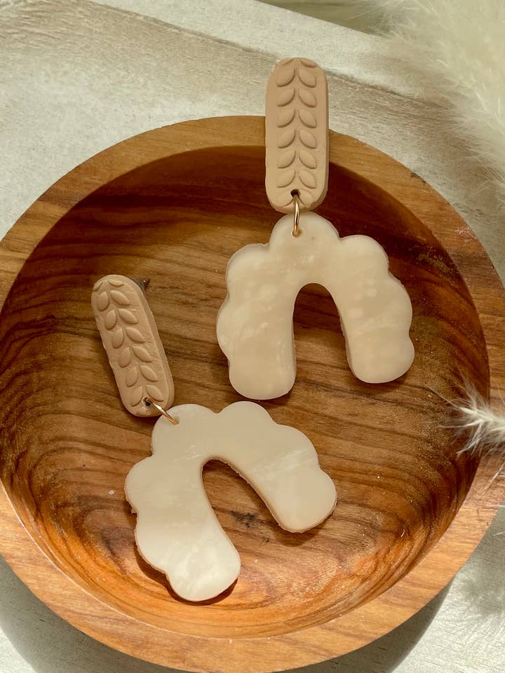 Boucles d'oreilles pendantes en forme de arc translucide pour la vente par Harper Leigh Designs