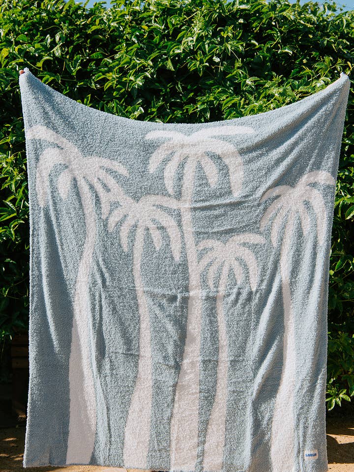 Plaid en peluche Dancing Palms - Bleu chambray pour la vente par Sundream