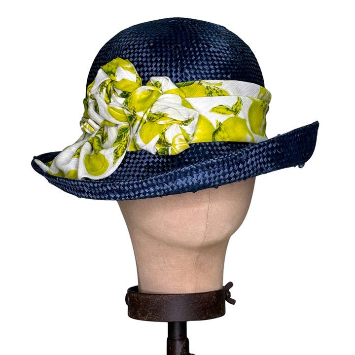 Cloche blu navy ispirato al vintage con fascia stampata a limoni per la vendita all'ingrosso da parte di Kathy Jeanne Millinery