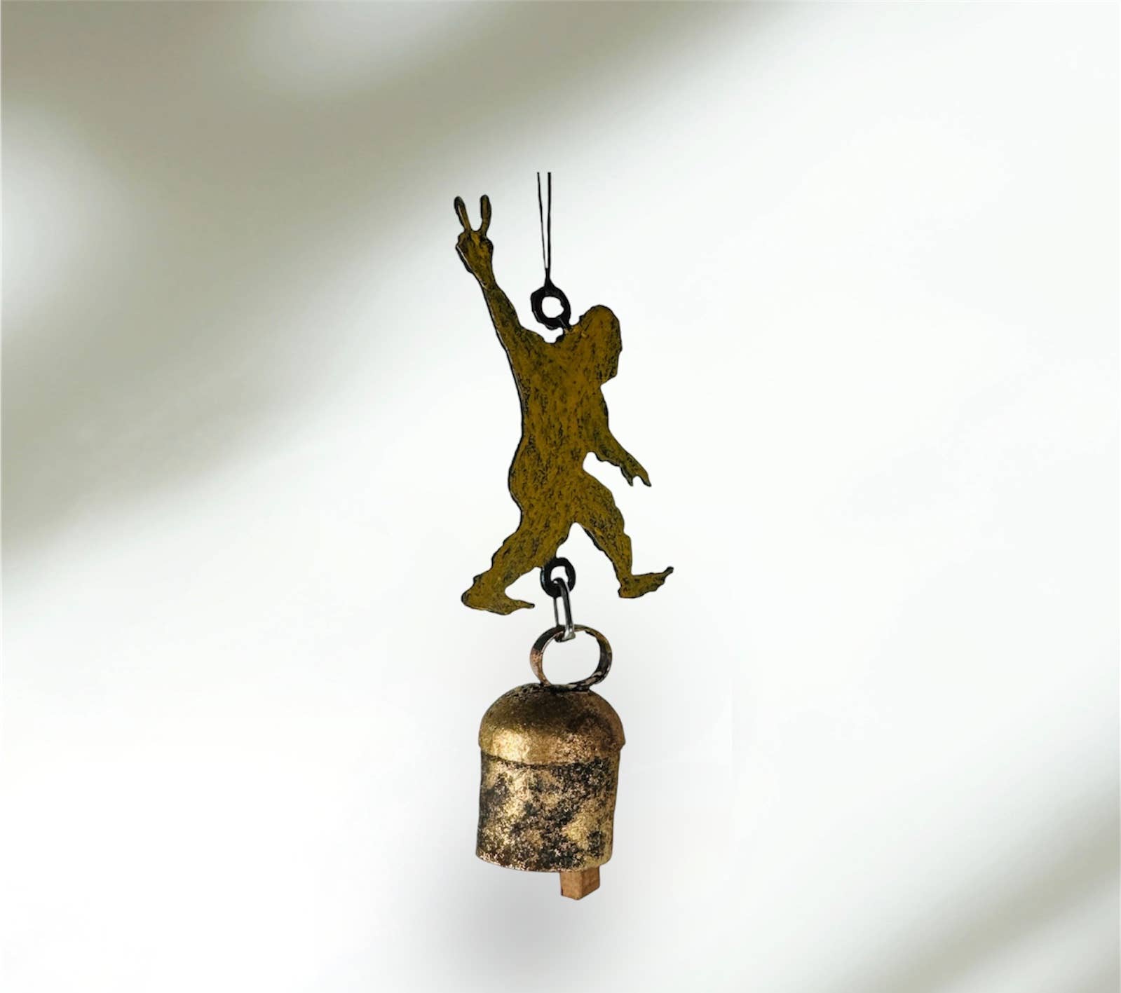 Whimsies - Vendita all'ingrosso Decorazione - Campanello a vento Bigfoot, ornamento con simbolo della pace, regalo economico e conveniente6