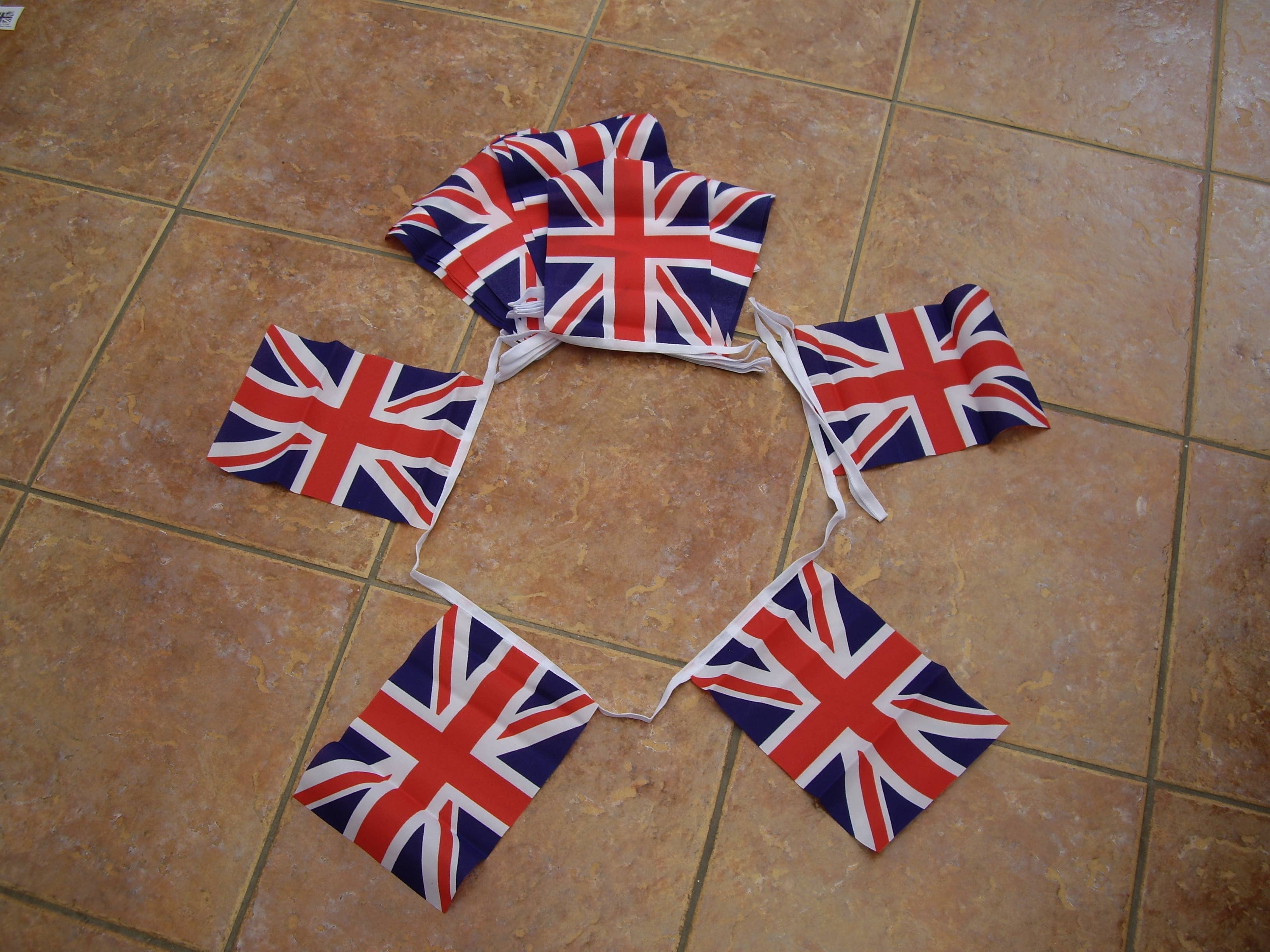 Worldwide Flags Ltd – Großhandel Wimpel/Girlande – 20 m 32 Fahnen 18"x12" Union Jack Wimpelkette