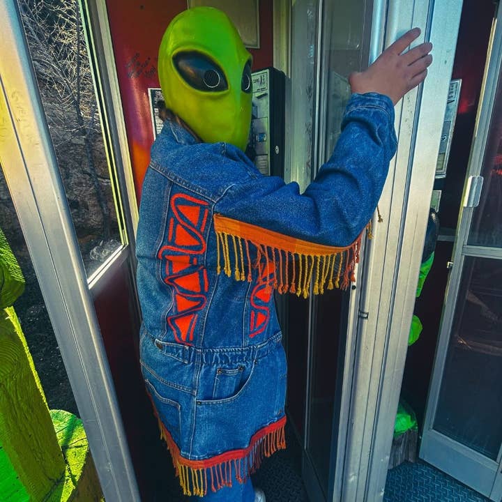 Überarbeitete Denim-Fransenjacke bei The Modern Alien für den Großhandel von The Modern Alien