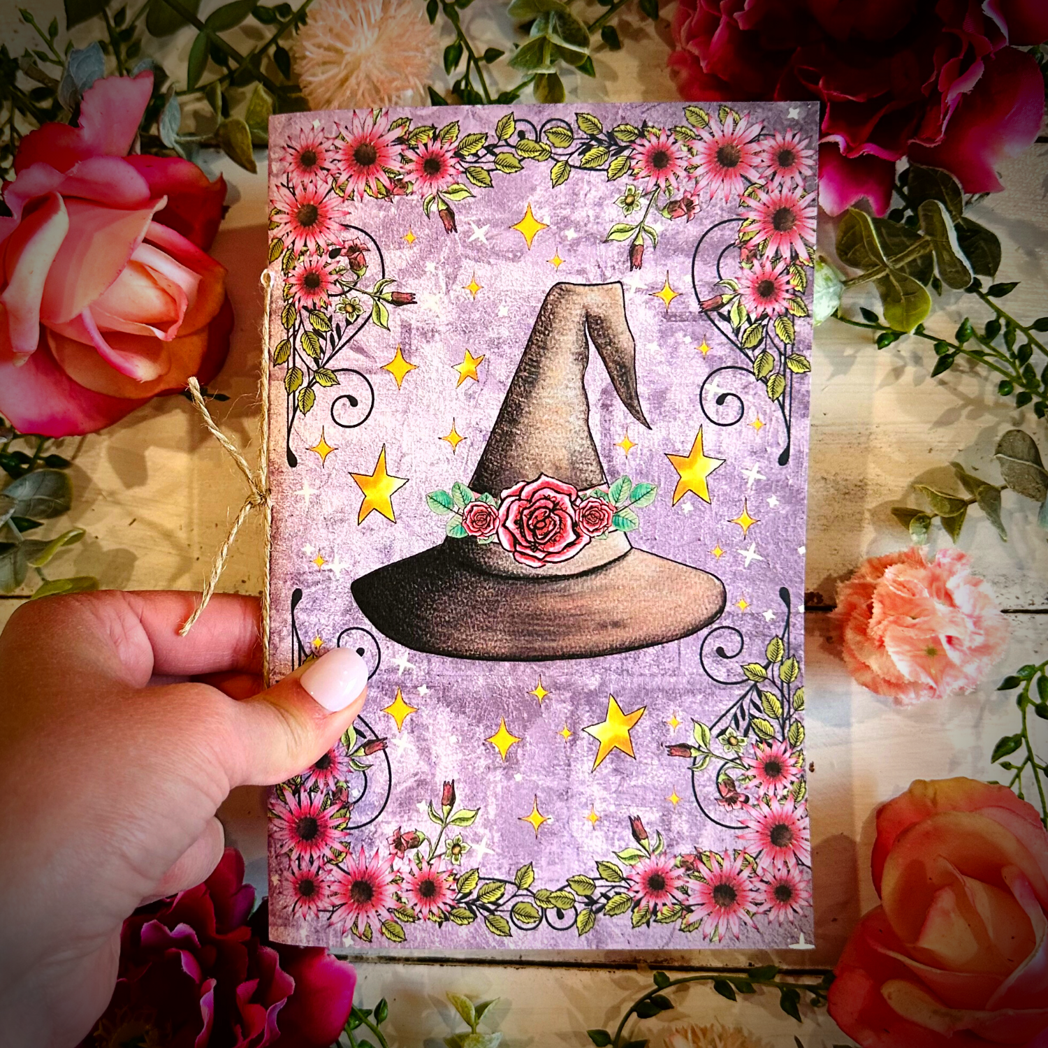 NOMAD Moon Magic - Vendita all'ingrosso Diari/agende - Diario fatto a mano di ispirazione vintage, design con cappello viola stregato1