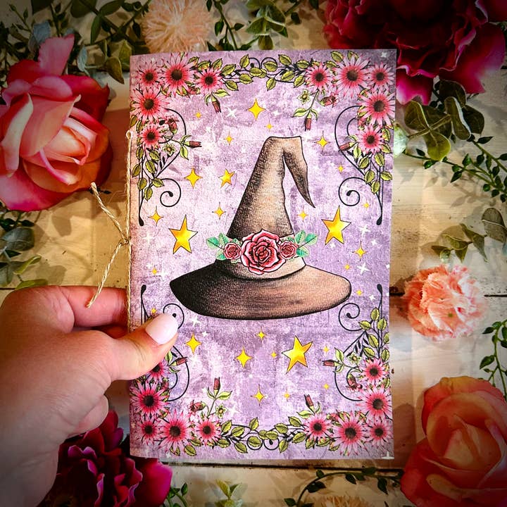 NOMAD Moon Magic - Vendita all'ingrosso Diari/agende - Diario fatto a mano di ispirazione vintage, design con cappello viola stregato1