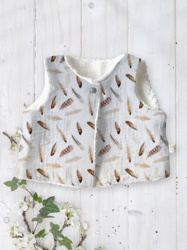 “Feathers” shepherd's vest for wholesale by Un hibou dans le papier