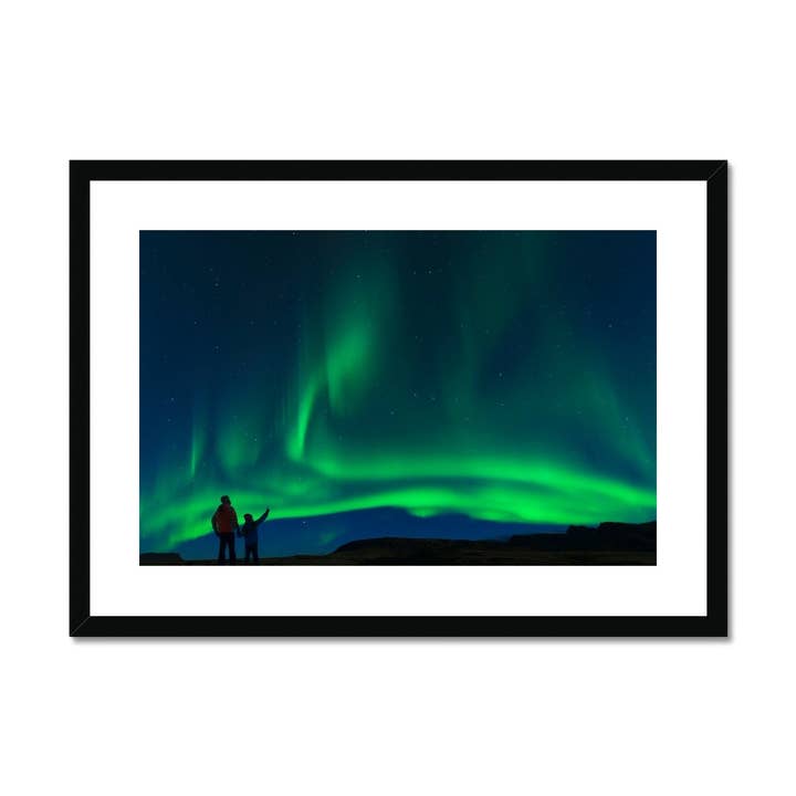 Impression encadrée et montée Père et fille regardant les aurores boréales pour la vente par Sorbey