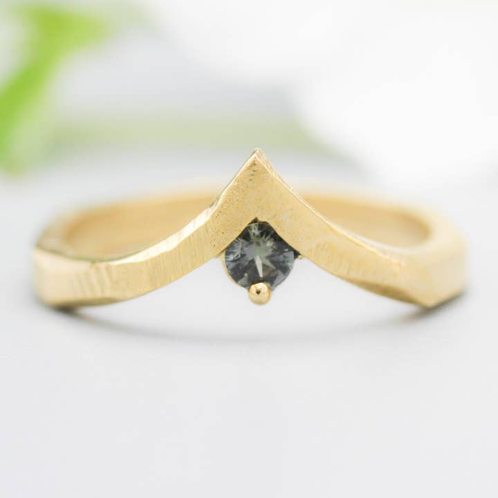 Bague Couronne en Or 14k avec Saphir Gris et Anneau Géométrique pour la vente par Metal Studio Jewelry