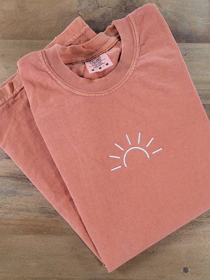 Broderad minimalistisk solsommar-t-shirt | Comfort Colors för wholesale av Penelope Annen Design