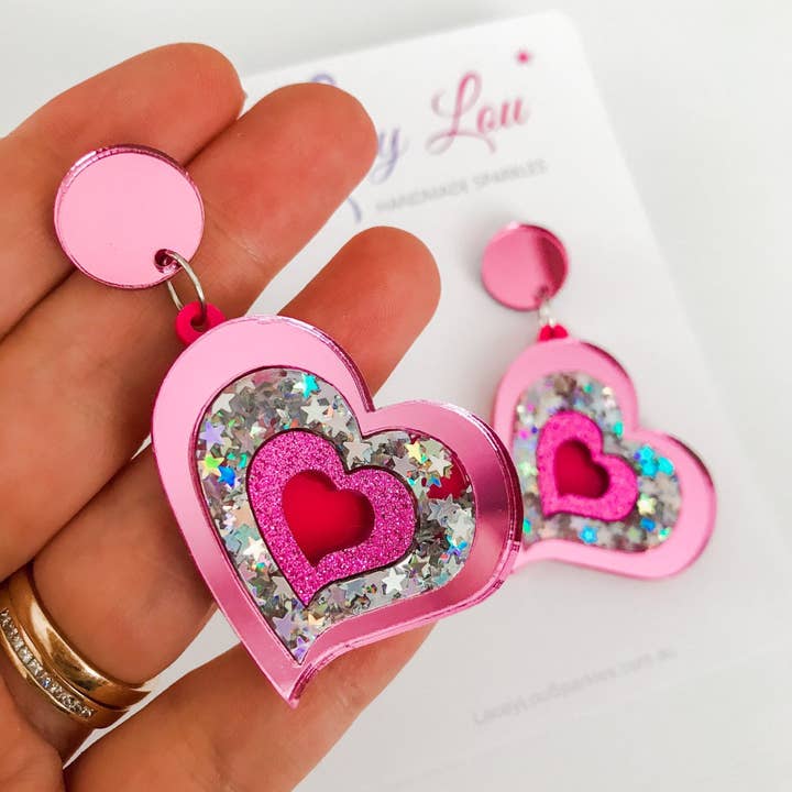 Grands pendentifs roses en forme de cœur - Boucles d'oreilles en acrylique à paillettes fuchsia pour la vente par Lacey Lou Sparkles