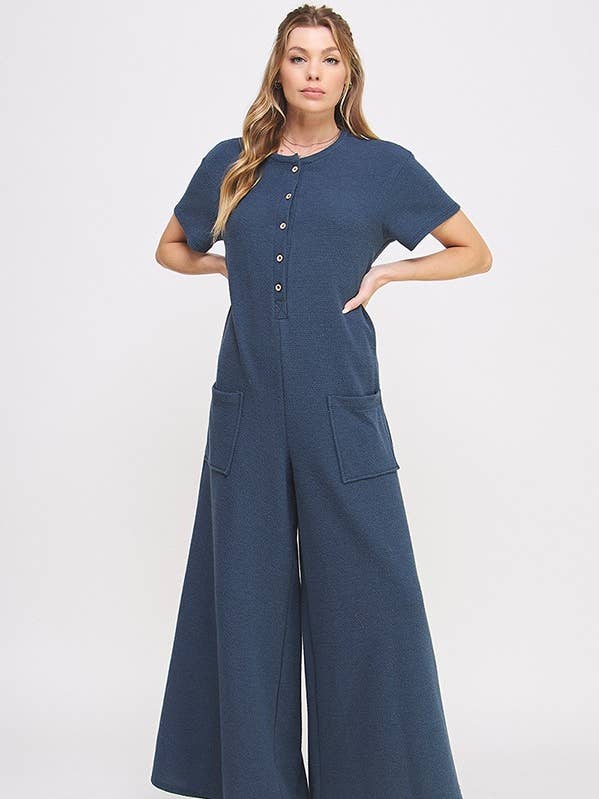 Tuta a maniche corte con gambe larghe e tessuto strutturato per la vendita all'ingrosso da parte di JADE BY JANE