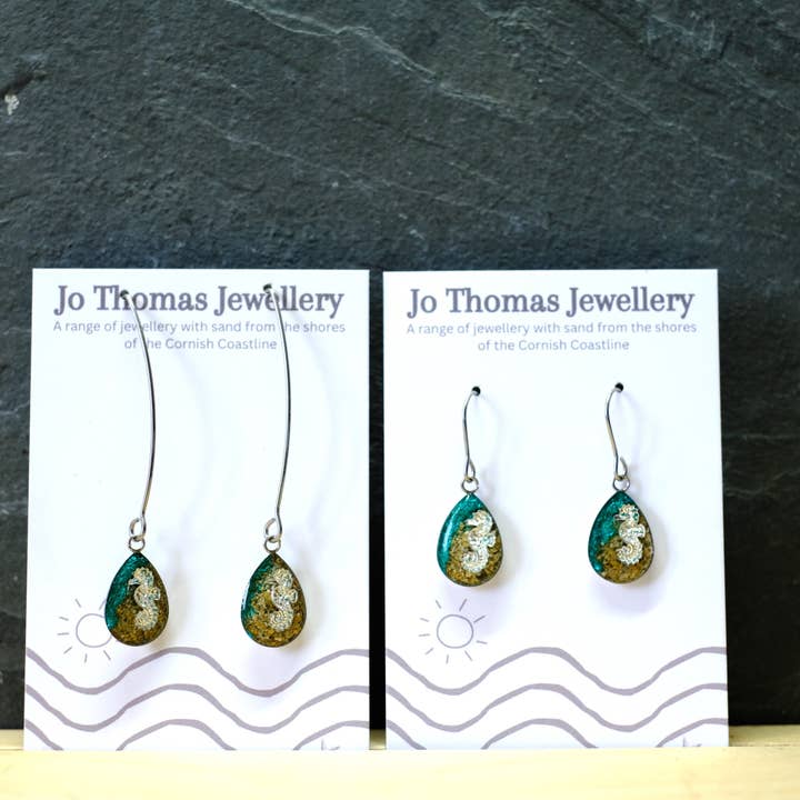 Boucles d'oreilles pendantes Seahorse Shoreline Sea, vert métallisé, 8 à 10£ pour la vente par Jo Thomas Jewellery