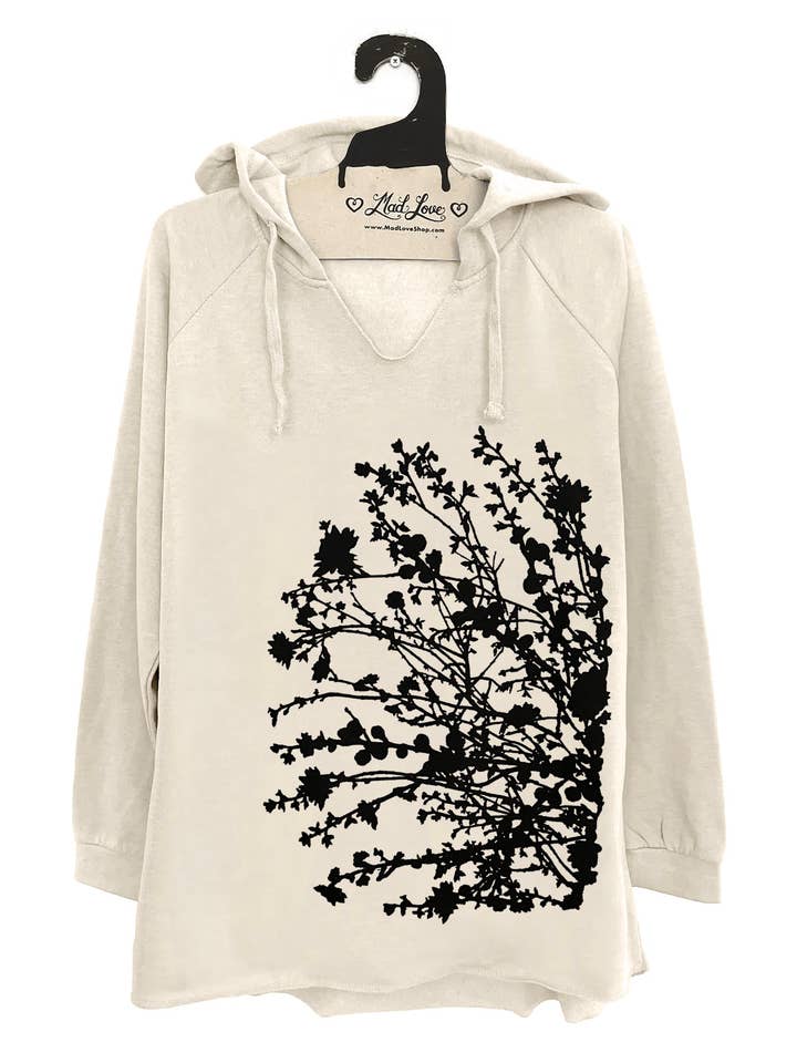 Mad Love Shop – Hoodie – Mulher por atacado – Capuz Polar Creme V-Notch Beach com Evergreen Tree1