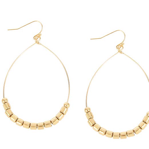 Boucles d'oreilles en forme de larme en métal avec perles pour la vente par Kaleidoscope Accessories