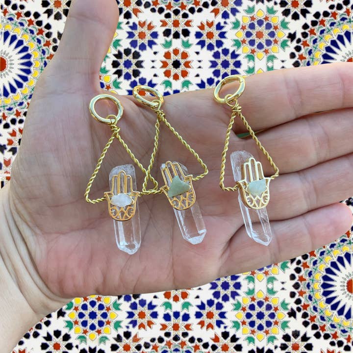 Pendentif à breloque en cristal Hamsa sur fermoir circulaire pour la vente par Hamsa Alek