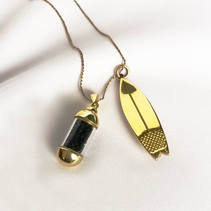 Laguna Treasures - Vendita all'ingrosso Collana con ciondolo/pendaglio - Tavola da surf Launa Beach Pendant Oro