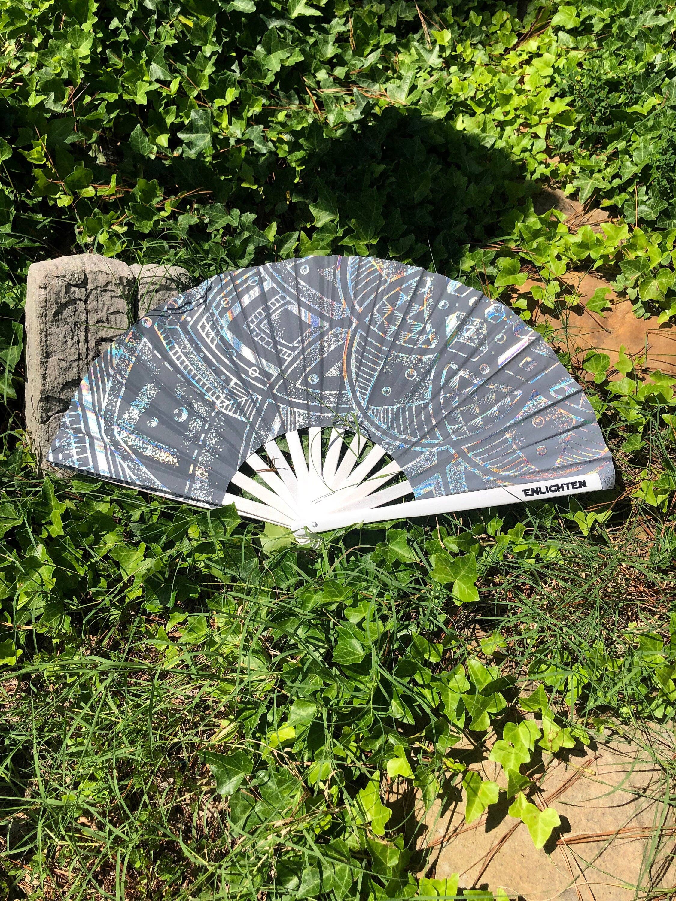 Enlighten – Großhandel Handfächer – Weißer und silberner hochsichtbarer reflektierender Rave-Fächer mit heiliger Geometrie – Kunst von Glen L. Thomson2