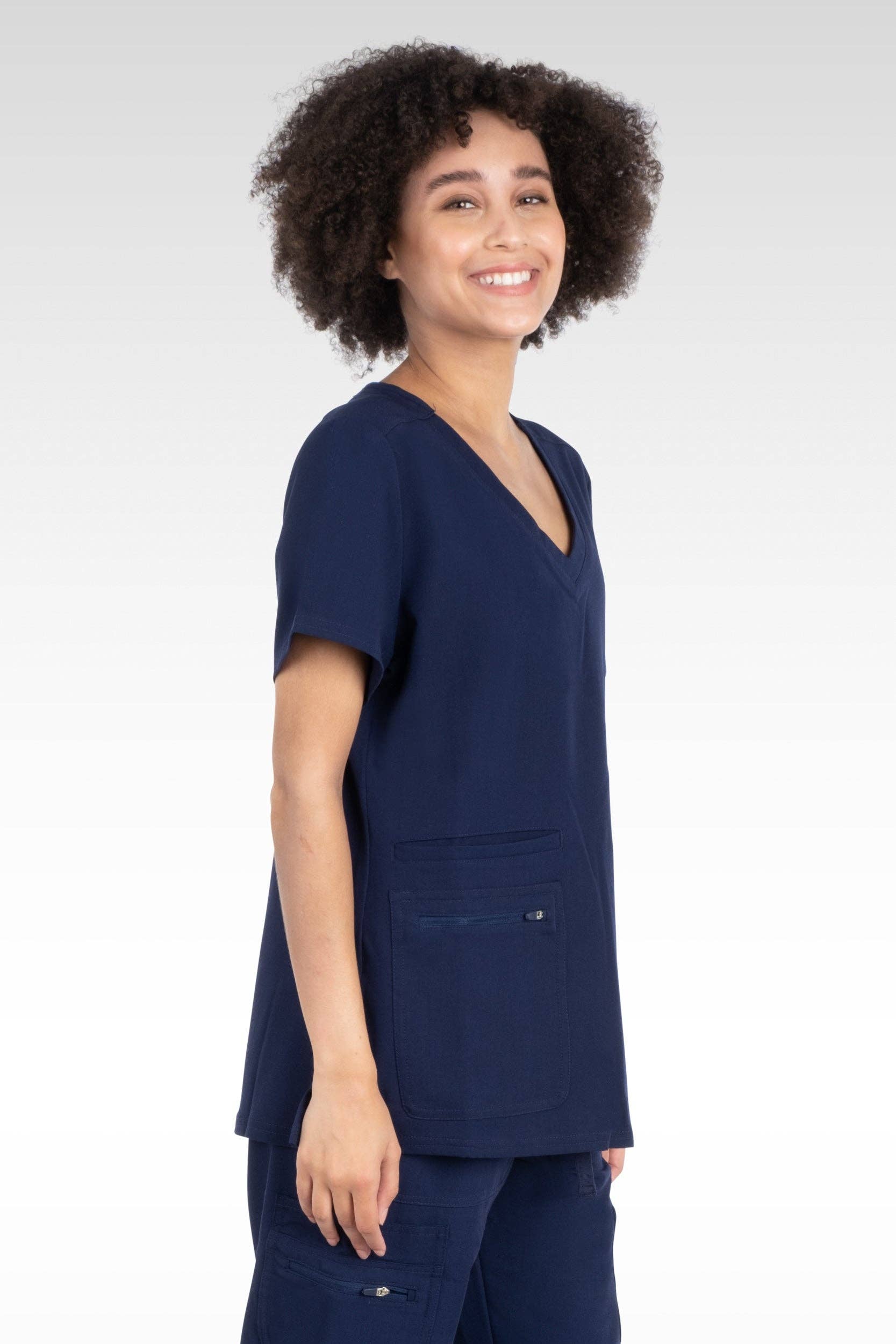 Aura Naturale - Wholesale Uniform voor gezondheidszorg - Dames - Kara Dames Ronde Hals Scrubstop met 4 Zakken (94002)21