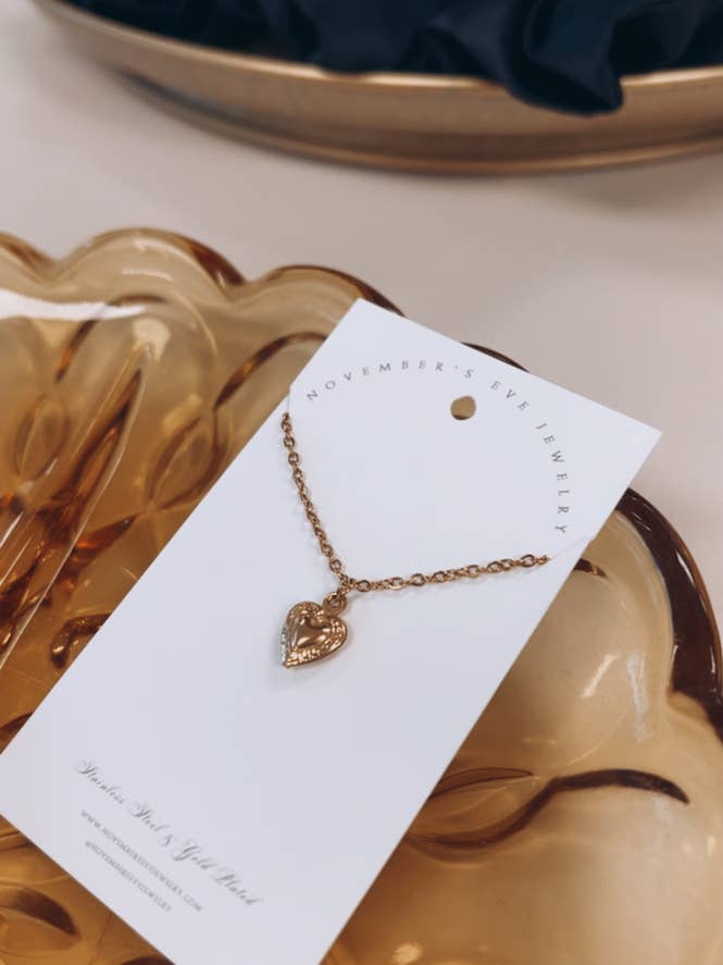 Mini collier médaillon (faux) pour la vente par November’s Eve Jewelry