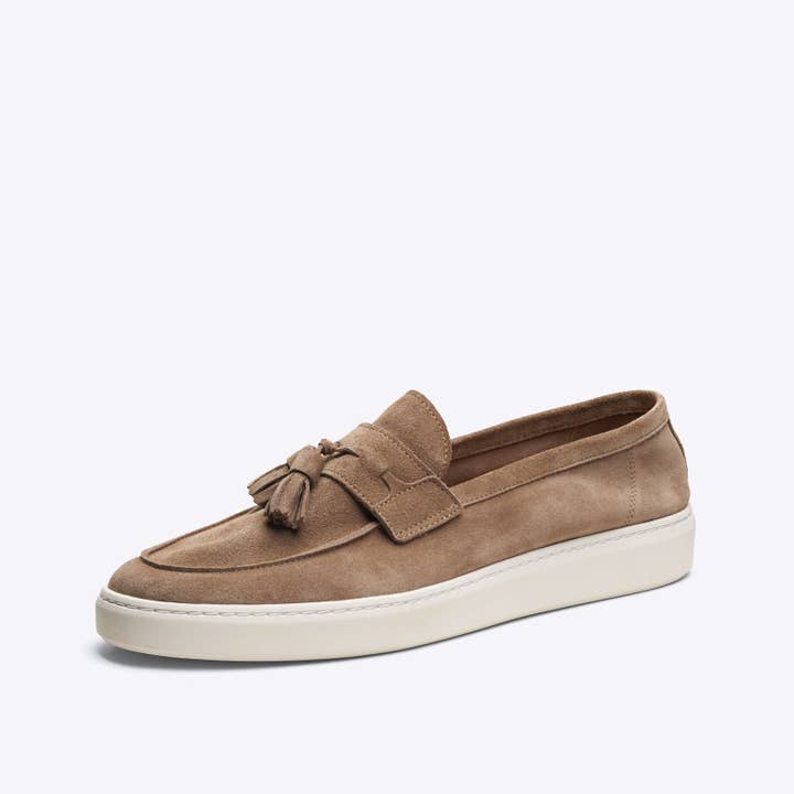 Centenário – Mocassins - Homem por atacado – 40678/00 - Mocassim Masculino em Camurça Taupe com Tassel e Solado em Couro