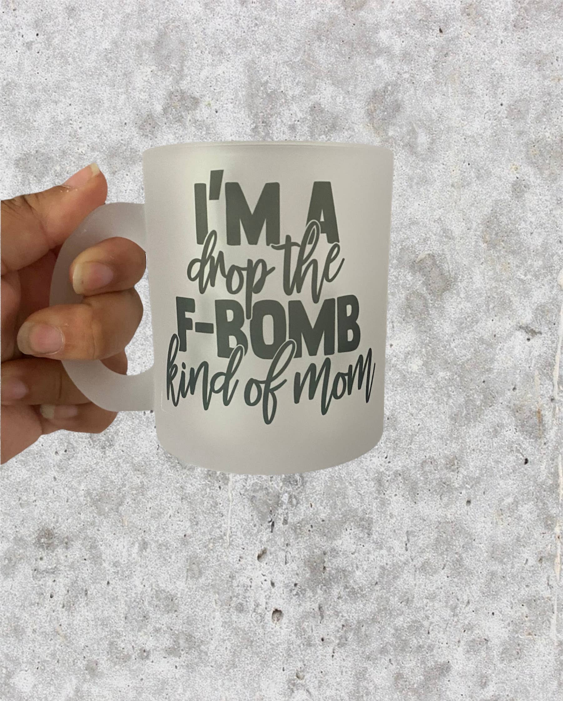 D2JCrafts – wholesale Kaffekoppar – Jag är en droppe F-Bomb typ av mamma Frosted Coffee Mugg