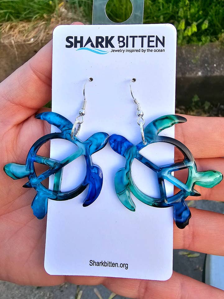 peace N ocean havskildpadde øreringe for engroshandel hos Shark Bitten