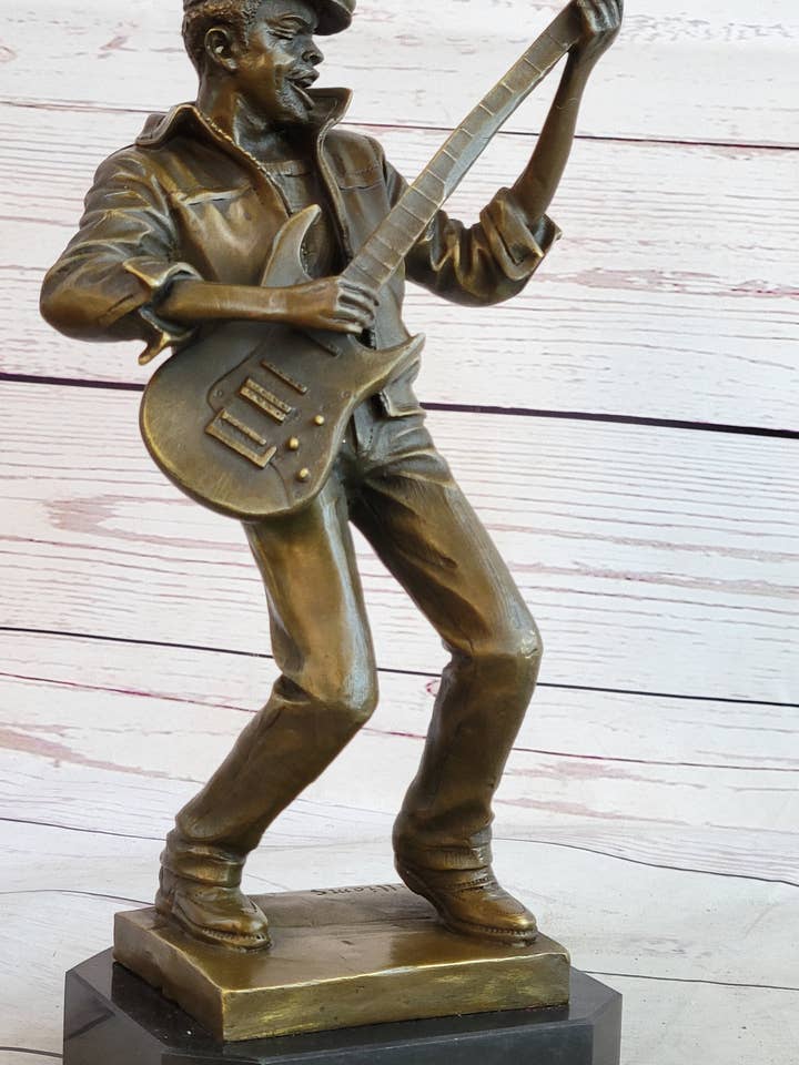 Scultura in bronzo di un bassista afroamericano, opera d'arte originale. per la vendita all'ingrosso da parte di Bronzhaus