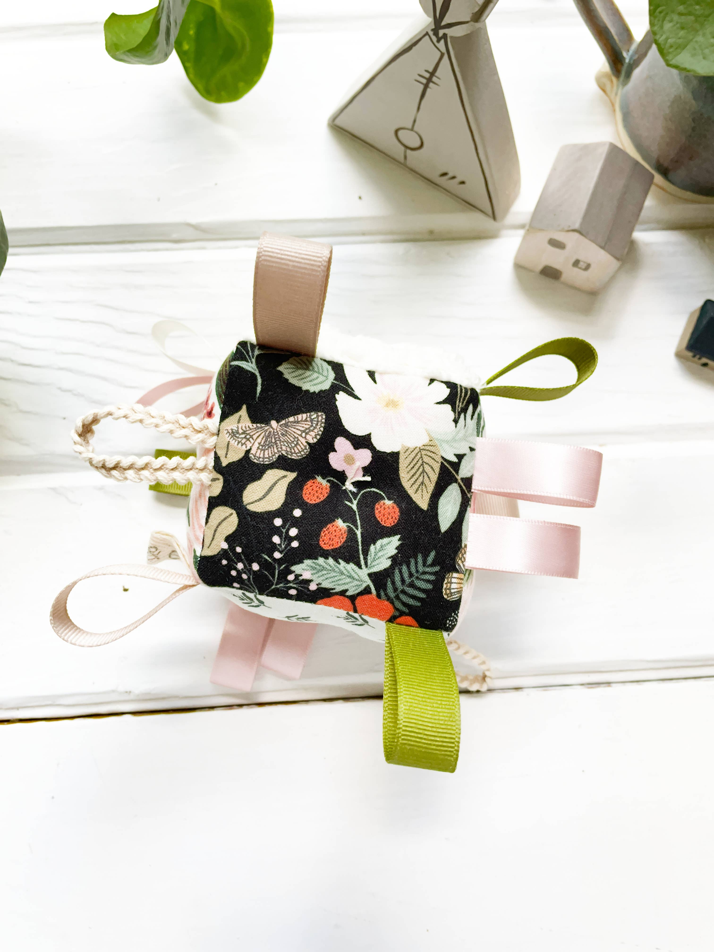 The Bird & Elephant - Vendita all'ingrosso Sonaglio - Neonati - RiFLE Paper Co. Blocco floreale per bambini, giocattolo con etichetta rosa cipria2