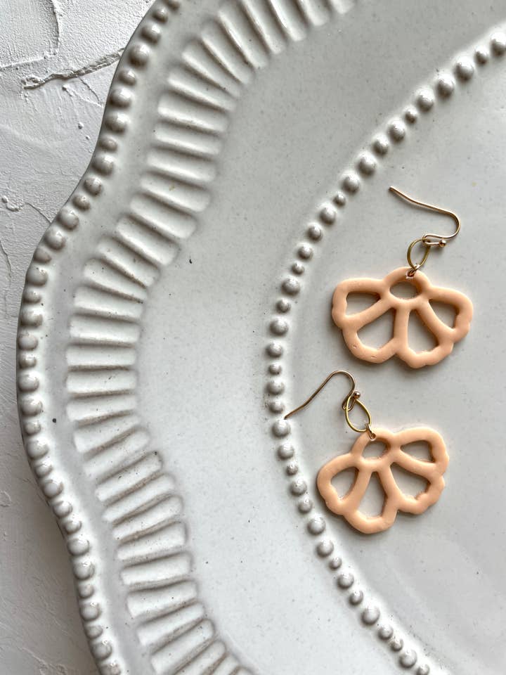 Boucles d'oreilles pendantes florales en argile faites à la main pour le printemps pour la vente par Alysa Nadeau Designs