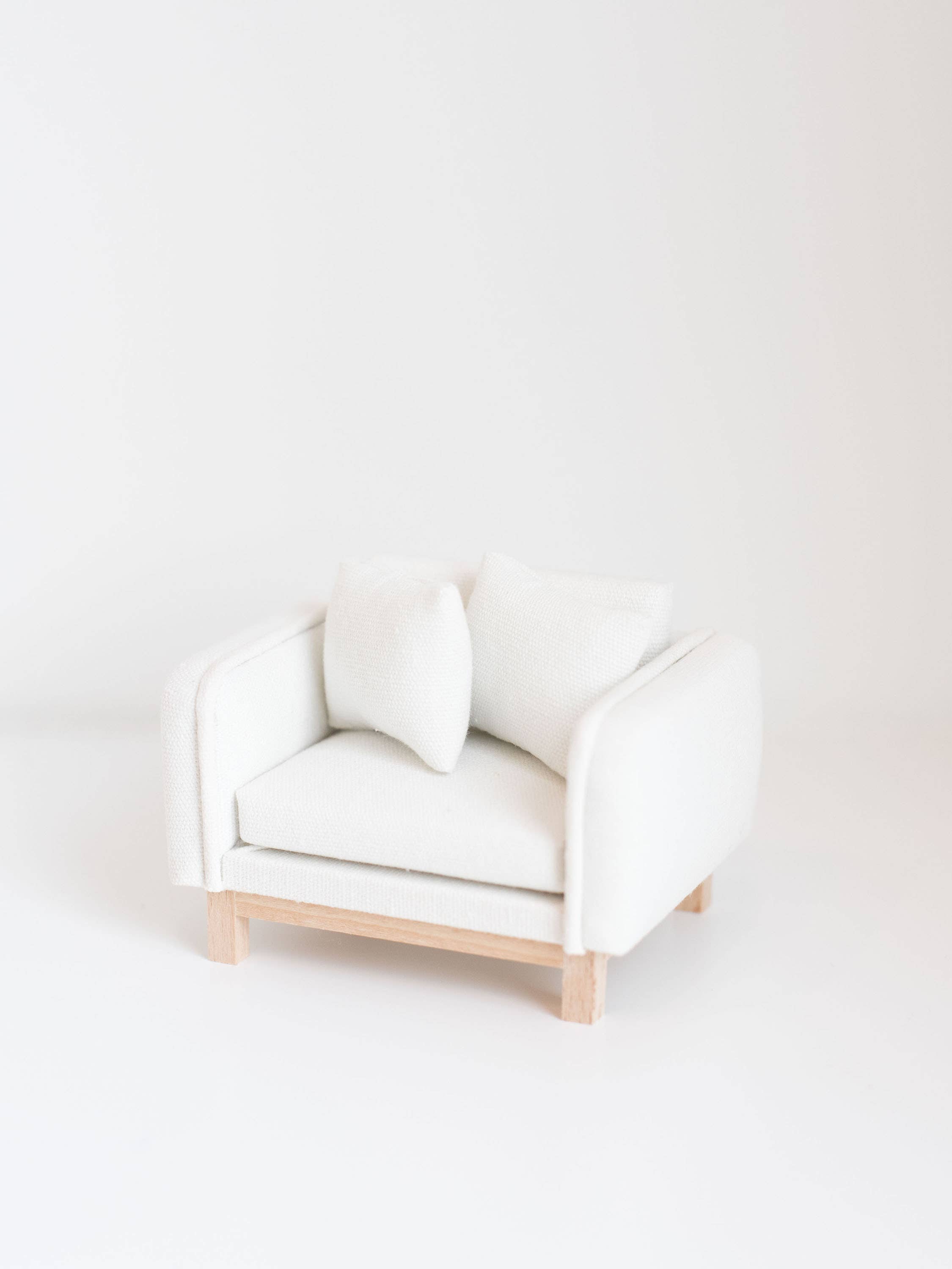 Macy Mae Dollhouse Designs – Engroshandel Dukke - Børn – Camden Rammestol | Varm hvid3