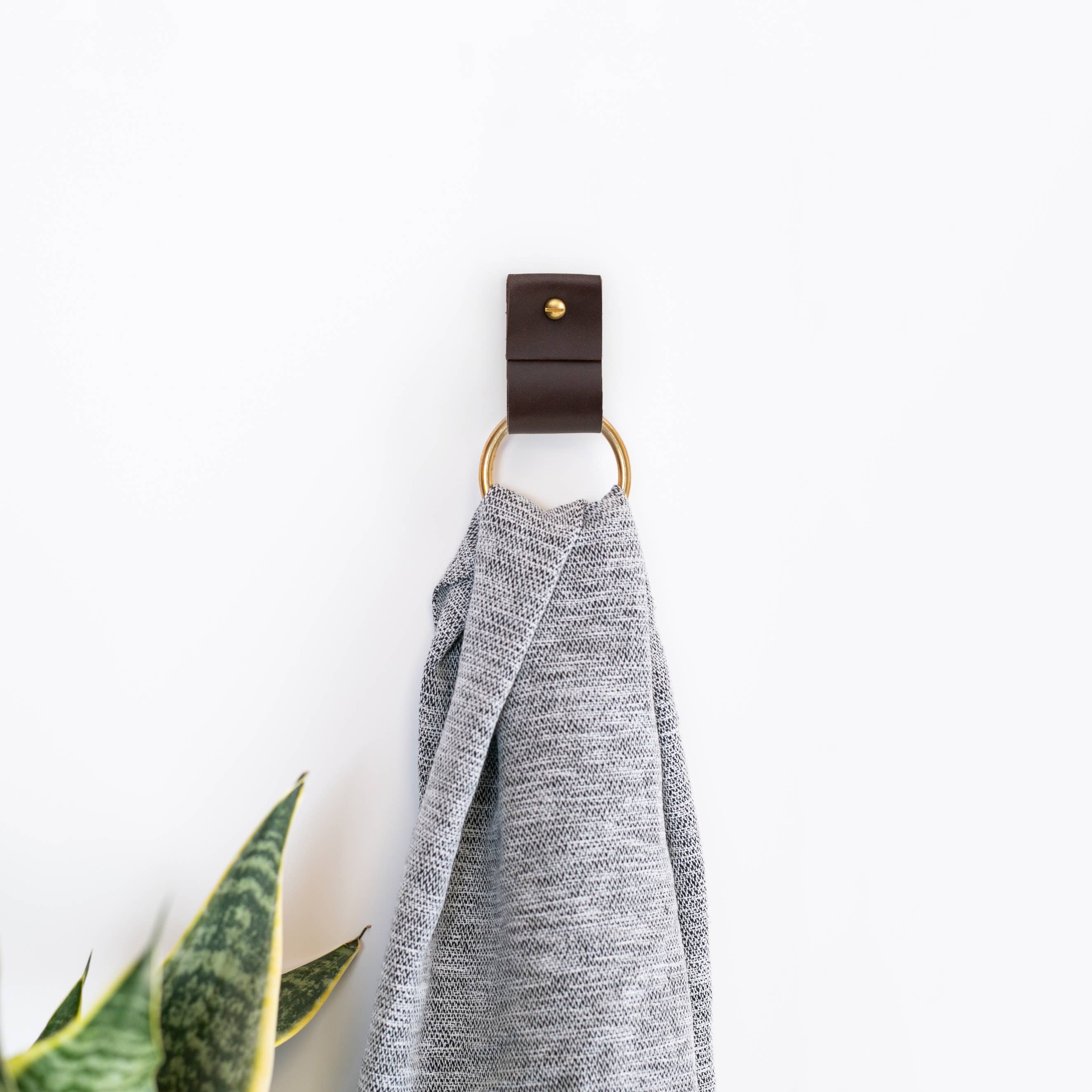 Keyaiira - Vendita all'ingrosso Porta asciugamani/gancio per asciugamani - Porta asciugamani piccolo largo in pelle - Anello in ottone [estremità piatta]13