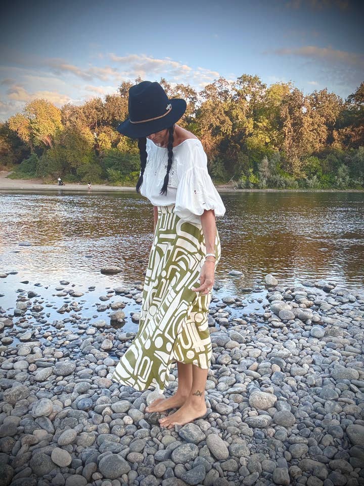 Elsie Omslagsskørt - Grøn Abstrakt for engroshandel hos The Parlour Handmade