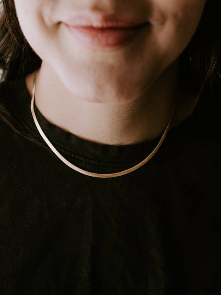 Collier à chevrons 3 mm pour la vente par Sydney Rose Co.