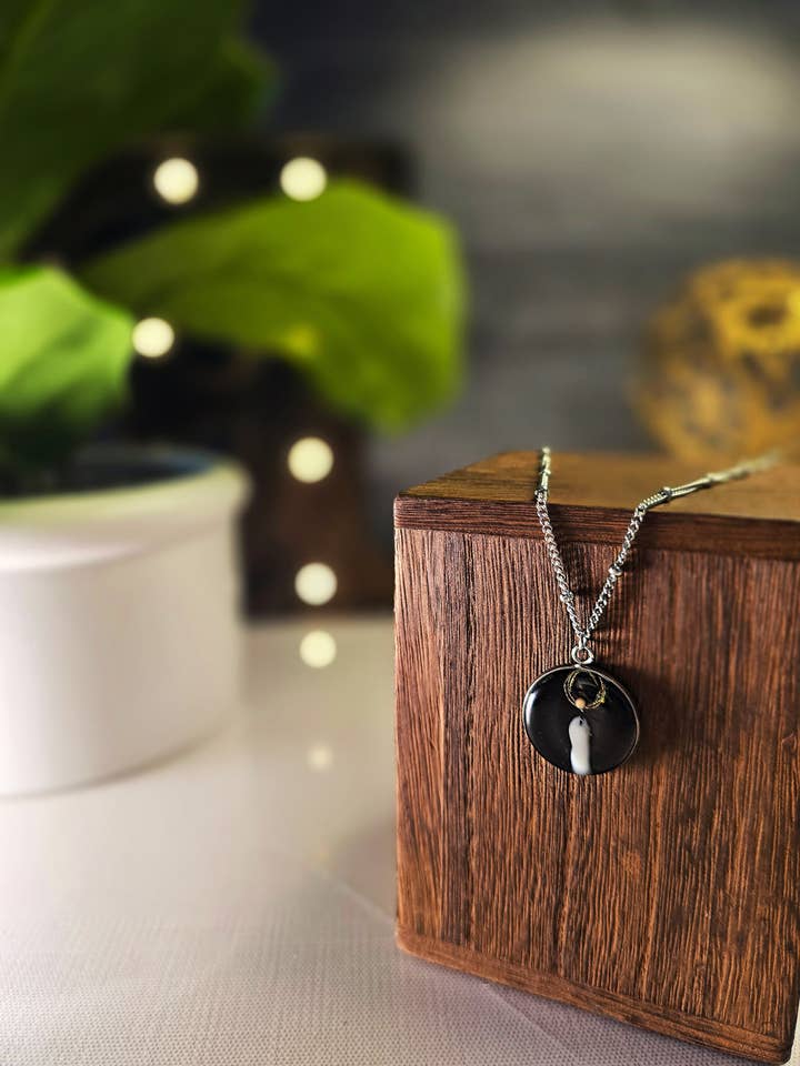 Collana con semi di senape «Light of Mine» con Christian Devotiona per la vendita all'ingrosso da parte di Olive Dominus