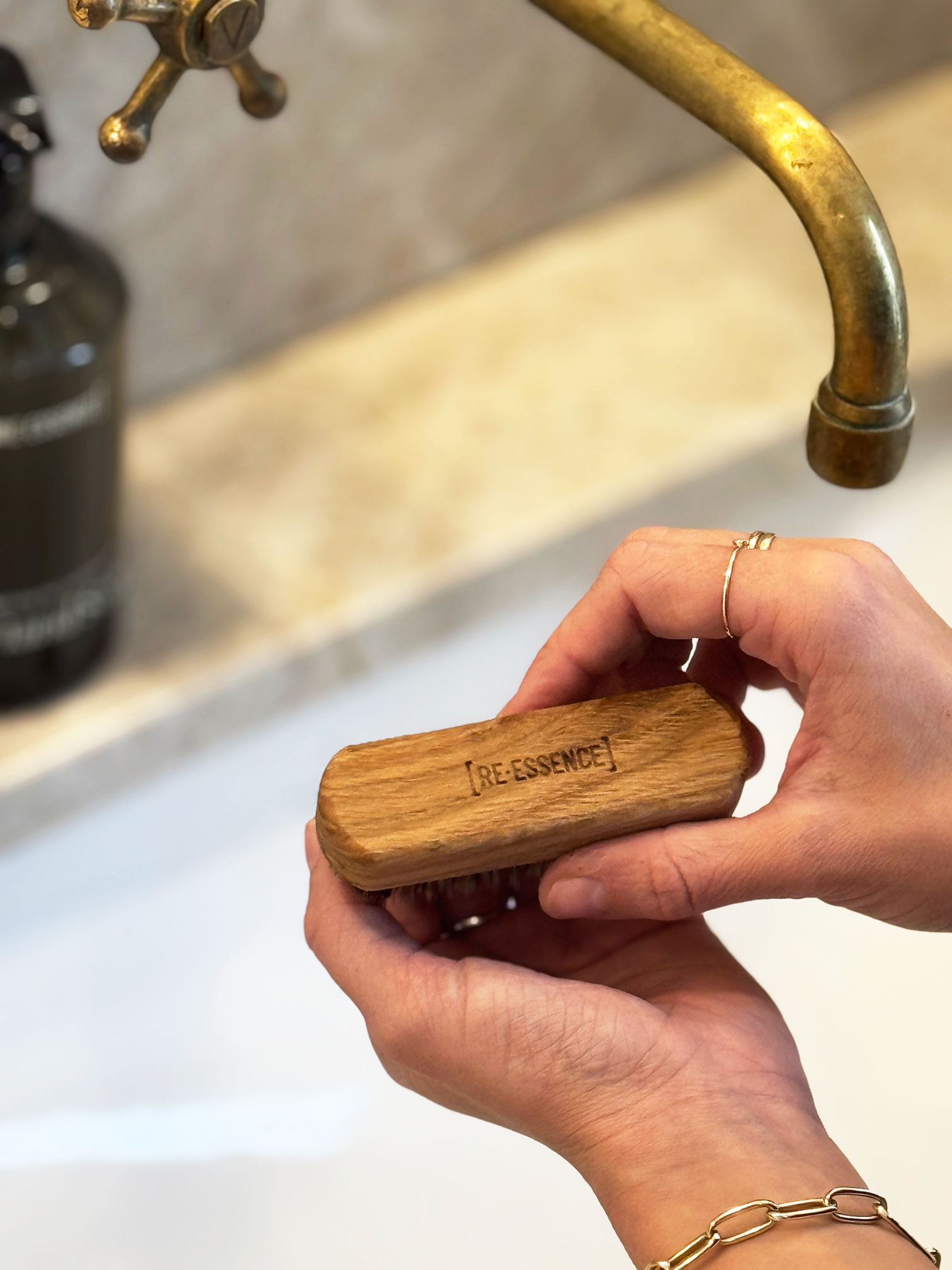 [RE·ESSENCE]® - Wholesale Body Brush - NAIL BRUSH – OILED OAK & WILD BOAR BRISTLES3