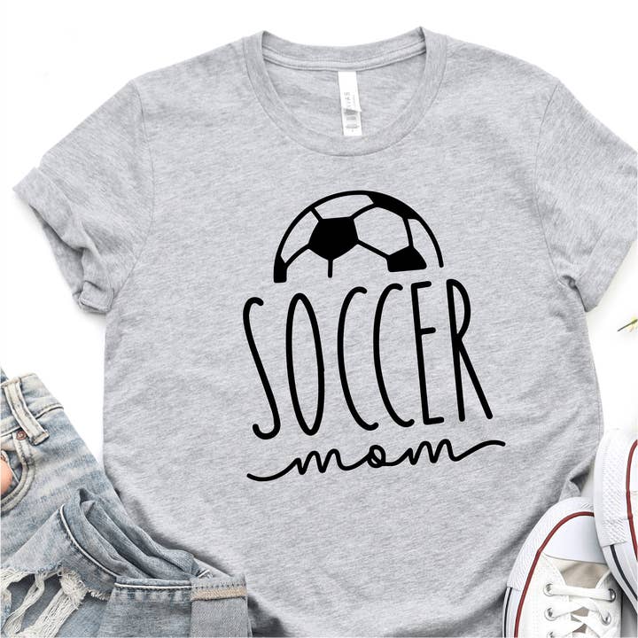 Maman de ballon de foot - Impression noire - Transfert de t-shirt de football pour la vente par Nashville Design House
