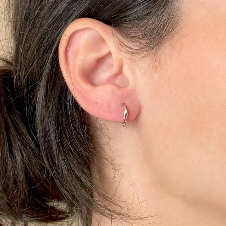 Sølvsnoede bøjler - 925 sølv snoede Huggie øreringe for engroshandel hos Blueyejewelry