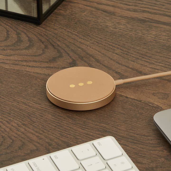 Courant - Wholesale Charging Dock - MAG:1 - Classics Leather Wireless Charger (Magnetic)