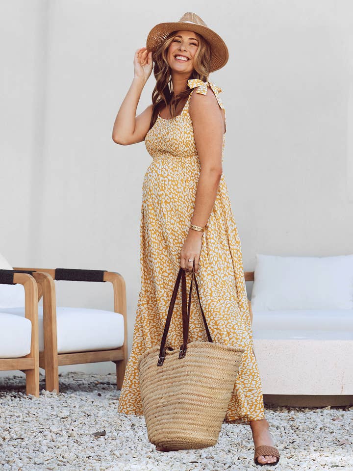 Robe maxi de maternité Chelsea à volants en imprimé animal jaune pour la vente par Angel Maternity