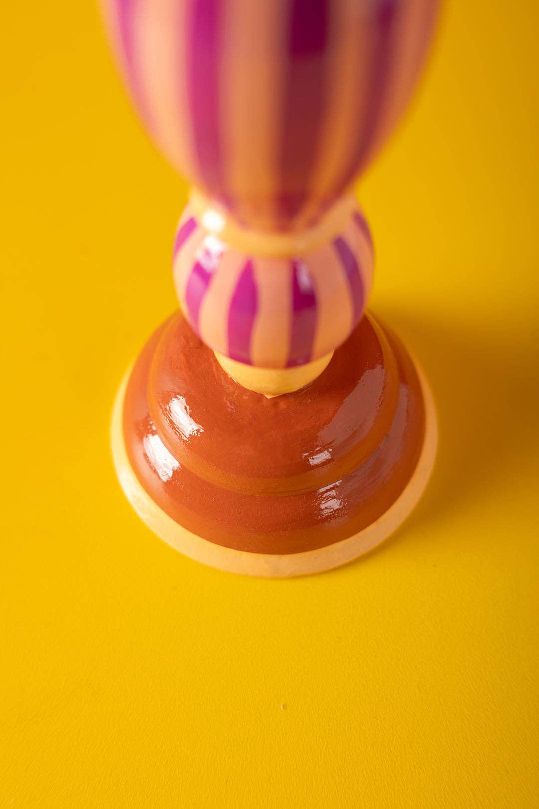 Ian Snow Ltd - Wholesale Kaarsenhouder - Roze Gestreepte Handgeschilderde Houten Kandelaar3