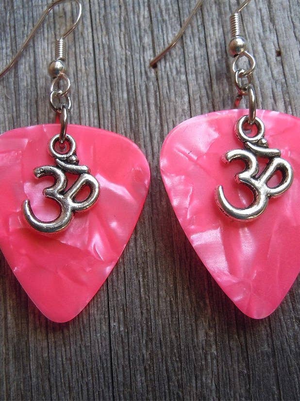 Ohm Charm Gitarren-Plektren-Ohrringe für den Großhandel von Simply Raevyn