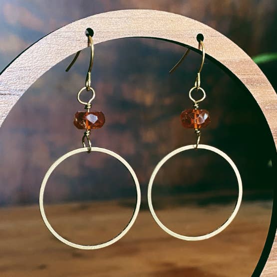 Orecchini Jaya | Perline in pietra con cerchi in ottone per la vendita all'ingrosso da parte di Seeds