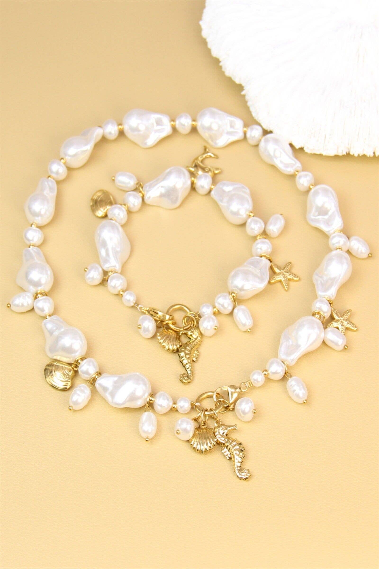 BELLISSIMA BIJOUX - Vendita all'ingrosso Collane di perline/perle - Collana con perle barocche e ciondoli marini dorati2