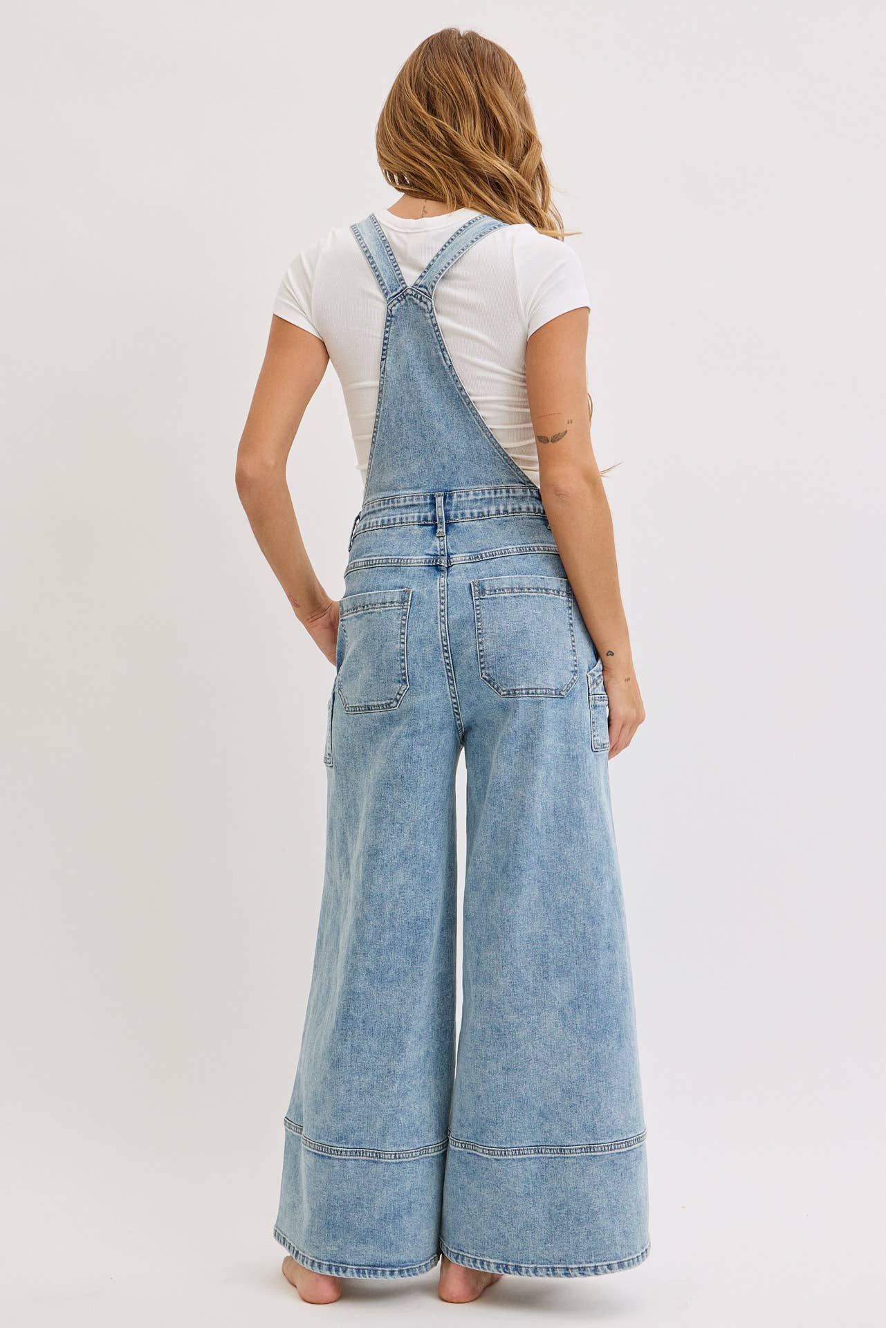 DENIMBLAUW DENIM OVERALL MET WIJDE PIJPEN voor groothandel op Faire17