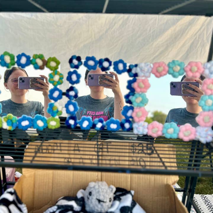 Espejo de ganchillo con forma de flor de hojaldre de 8 x 8 pulgadas para venta al por mayor de Crochet by Jolene