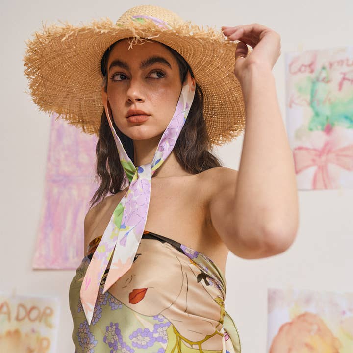 Bonnet en raphia Frida x LOST PATTERN « Frida's Garden » avec cravate en ruban, rose pour la vente par Lost Pattern NYC