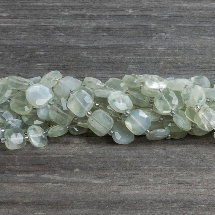 Coussins facettés en pierre de lune sauge de 8-9 mm, 14 pouces, 31 perles pour la vente par The Bead Traders