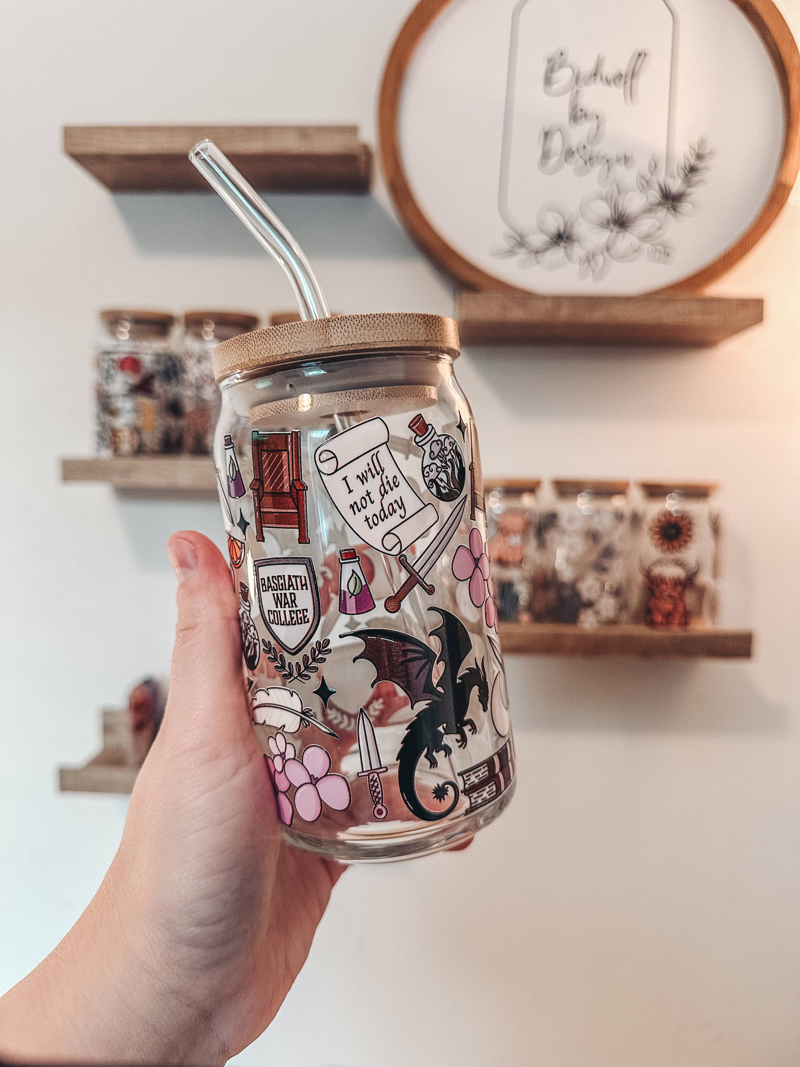 BidwellbyDesign - Venta al por mayor Vaso/copa - Vaso de vidrio Fourth Wing con tapa de bambú y popote2