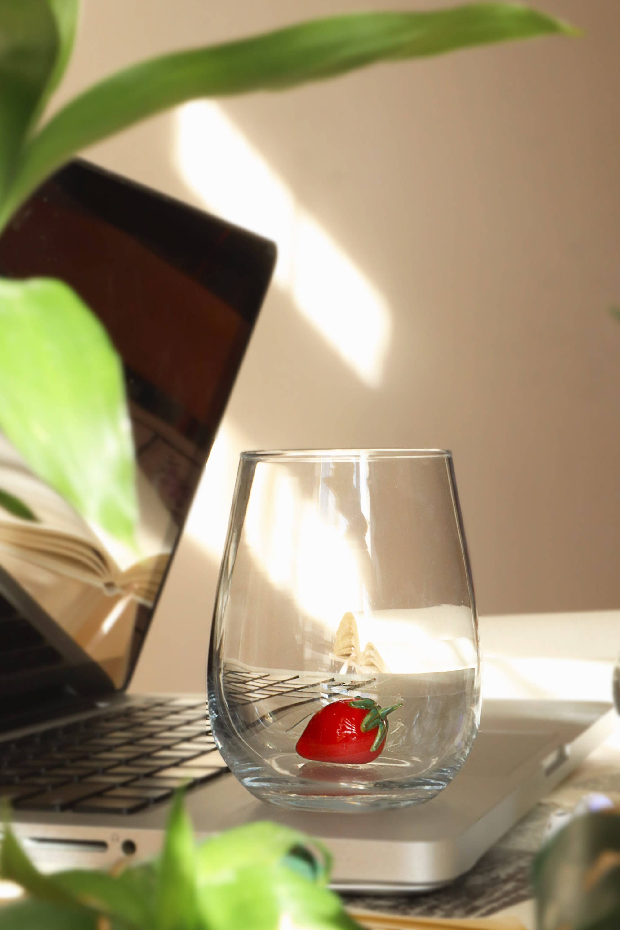 Adamodart - Vente Verre/tasse - Verre sans tige avec figurines de fraise et abricot3