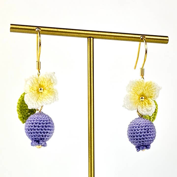 Håndlavede mikrohæklet blåbærøreringe for engroshandel hos Crochet Whispers